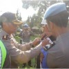 Kapolres Kuningan saat menyematkan pita saat apel gelar pasukan Operasi Patuh tahun 2017.